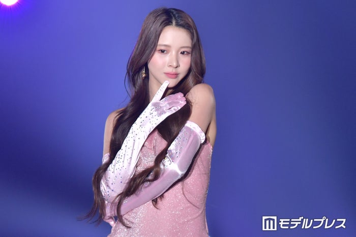 ミチ、美背中＆美脚際立つミニ丈ワンピ姿披露「女神」「スタイル良すぎて見惚れる」と注目集まる