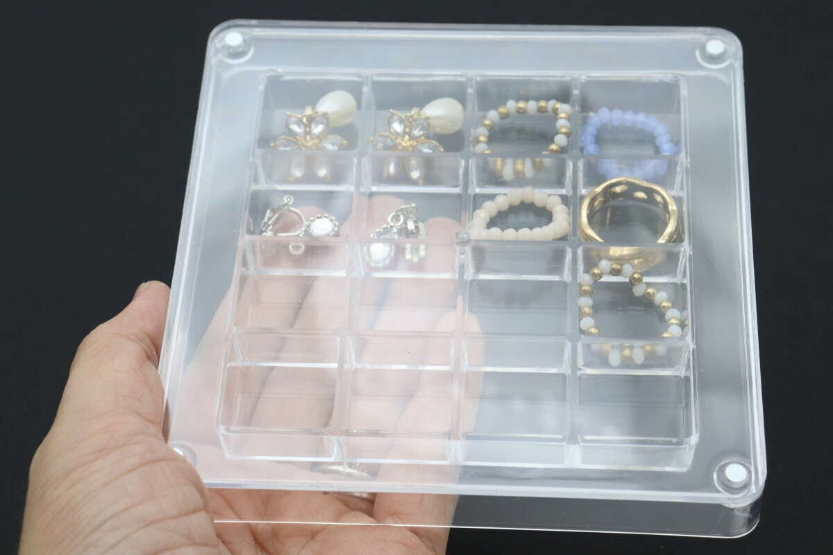 アクセサリーが収納されたディスプレイBOXを手に持っている アクセサリーが収納されたディスプレイBOXを手に持っている