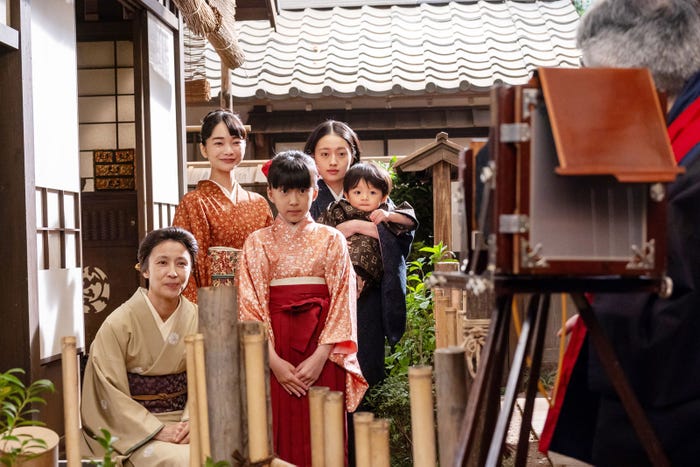 水野美紀、見上愛、山田詩子、上坂樹里ら「風、薫る」第112話(C)NHK