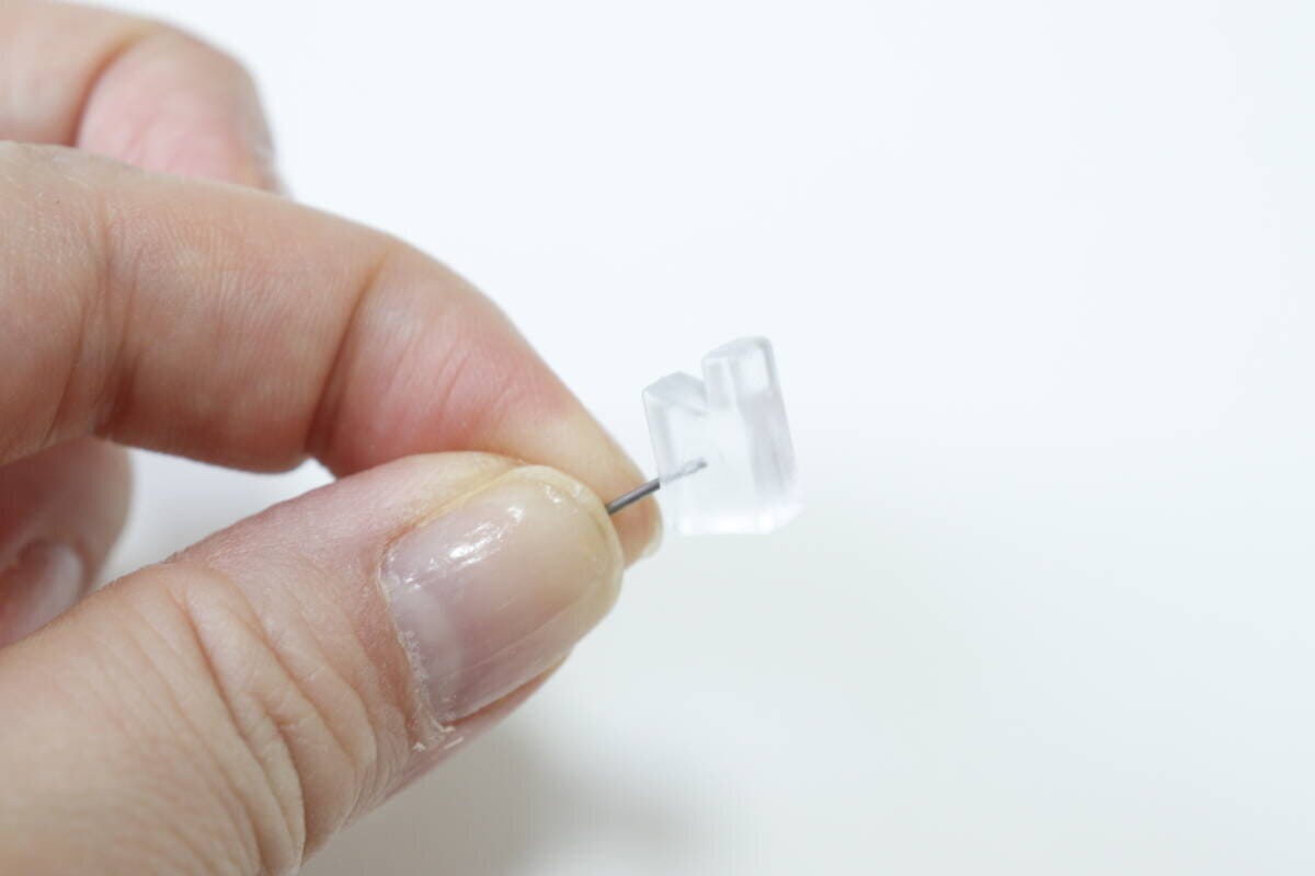 ダイソーの透明で目立ちにくいピンフックの構造