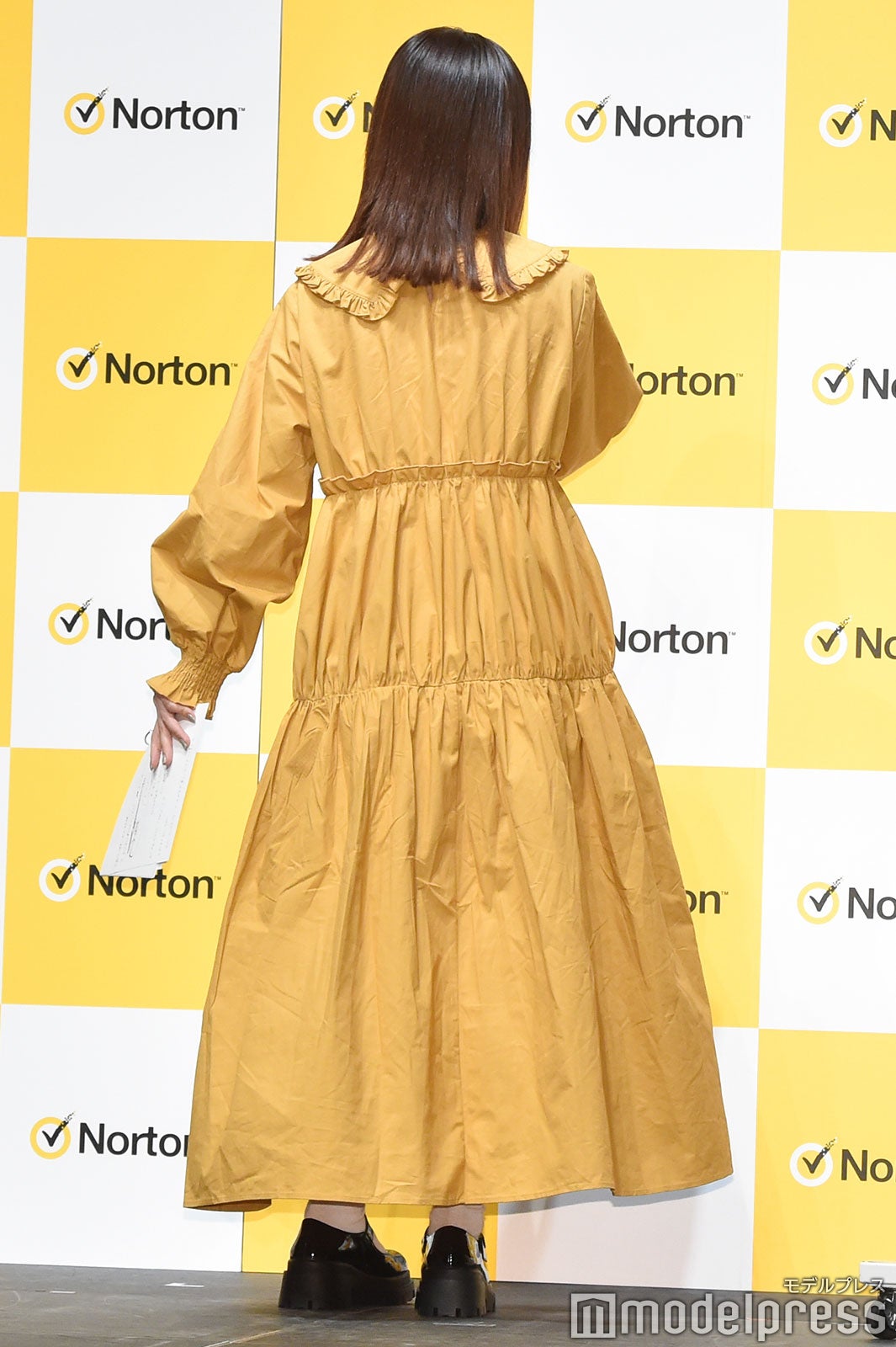 黄色いワンピースで回って見せるなえなの（C）モデルプレス