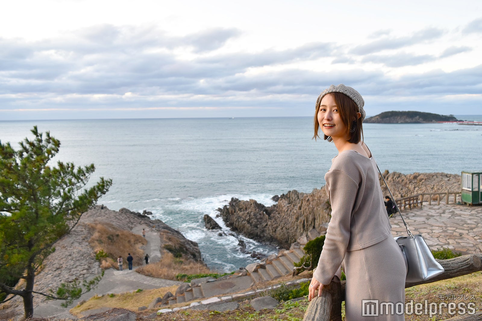ダイナミックな風景が広がる東尋坊。大自然のパワーが満ち、なんだか爽快な気分！（C）モデルプレス