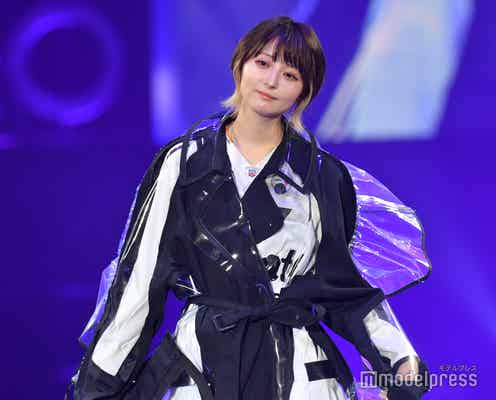 人気美女YouTuberこばしり。インナーカラー×外ハネヘアが可愛い 奇抜コーデもお似合い<札幌コレクション 2022 A/W>