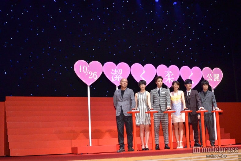 （左より）新城穀彦監督、波瑠、岡田将生、長澤まさみ、高良健吾、中村蒼