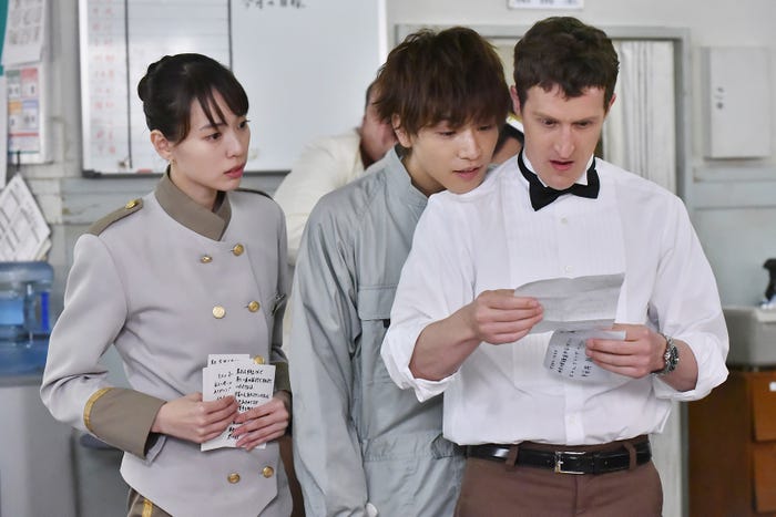 戸田恵梨香、岩田剛典、チャド・マレーン/「崖っぷちホテル!」第2話より(C)日本テレビ