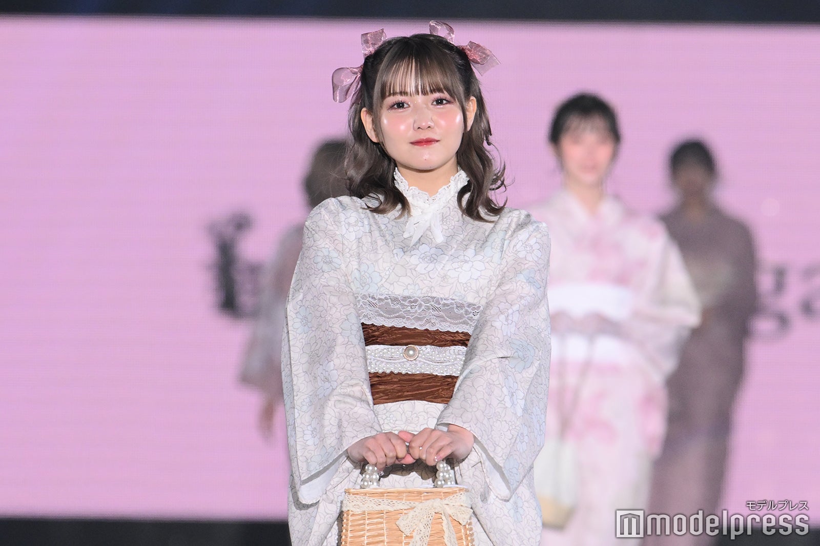 画像4/6) 佐藤ノア、ドーリーフェイス際立つ和服姿 振り向きに