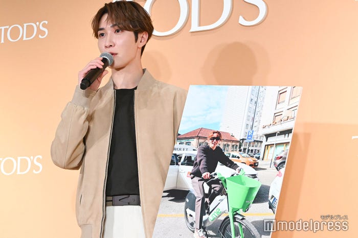 ラウールのバズ写真に対抗し、報道陣に拡散希望する渡辺翔太(C)モデルプレス