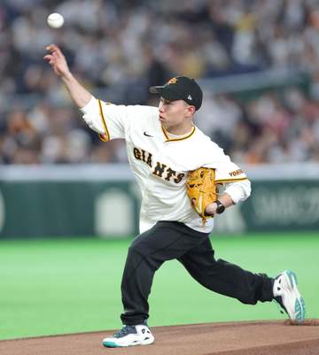 ミラノ五輪金メダルの木村葵来が始球式 おしゃれな丸刈りも披露