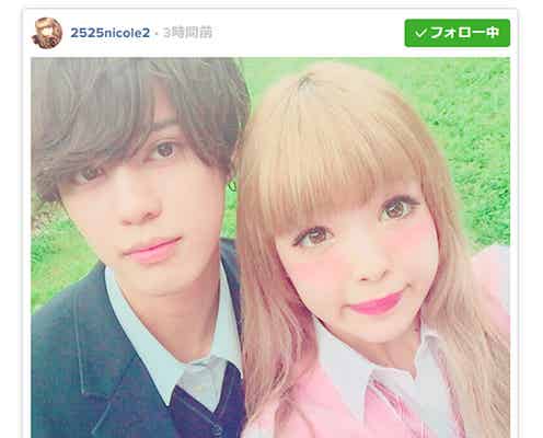 にこるん「バトシンくんも一緒」爽やか制服2ショットに反響「漫画の世界みたい」