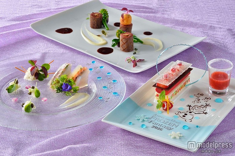 “アナとエルサのフローズンファンタジー”エンパイアディナー オリジナルピン付き￥11,110（C）Disney
