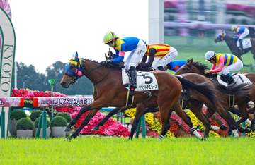 河原田菜々騎手が4週連続Vで今年のJRA23勝目＆同通算47勝目 「厩舎の方がうまく仕上げてくださった。次も楽しみ」 土曜京都2Rで5番人気サウンドミューズを勝利に導く