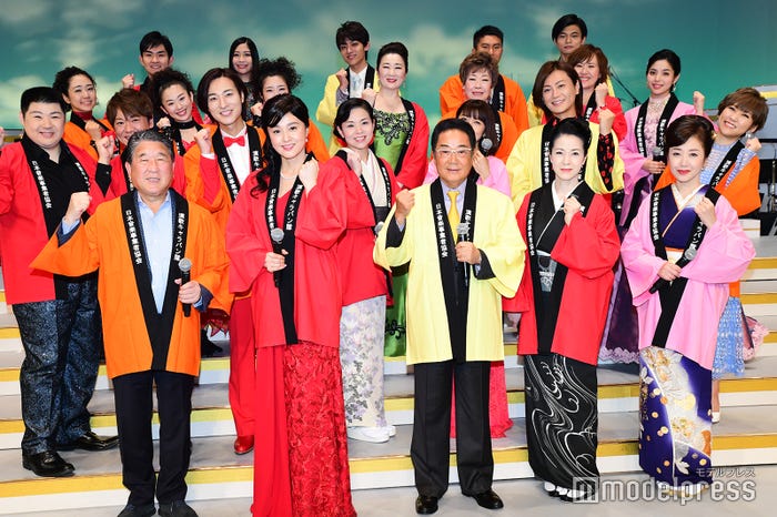 (1列目左から)徳光和夫、藤原紀香、山田太郎、坂本冬美、伍代夏子(2列目左から)北島兄弟、山内惠介、石原詢子、新妻聖子、氷川きよし、森山愛子、(3列目左から)みちのく娘!、入山アキ子、秋元順子、松川未樹、城南海(4列目左から)彩青、門松みゆき、辰巳ゆうと、一条貫太、二見颯一 (C)モデルプレス