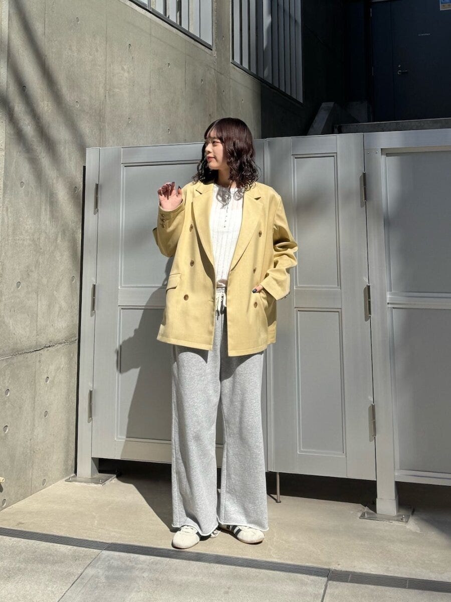 2026春大人女性おすすめグレースウェットパンツ春色ジャケットコーデ