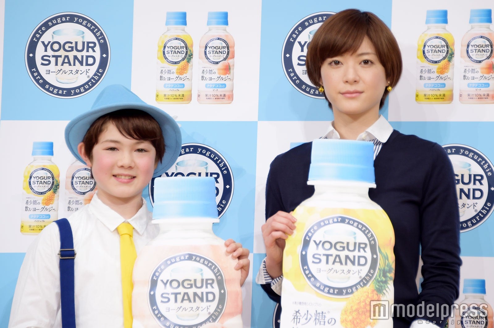 （左から）ウィリアムズ・カイザーくん、上野樹里（C）モデルプレス