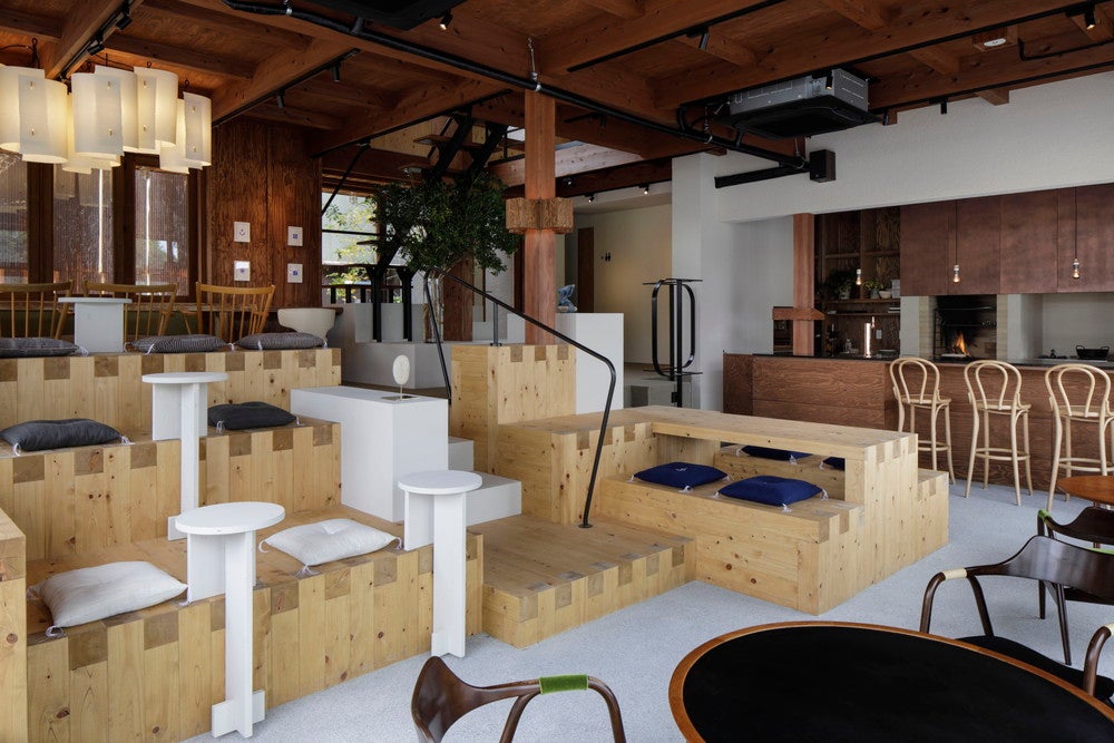 Living Room（ラウンジスペース）。右手のカウンターは「Minatoya」／画像提供：しおまち企画