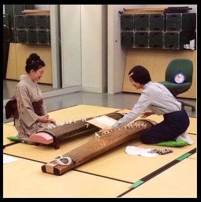 お琴の稽古を楽しむ波瑠/オフィシャルブログ(Ameba)より