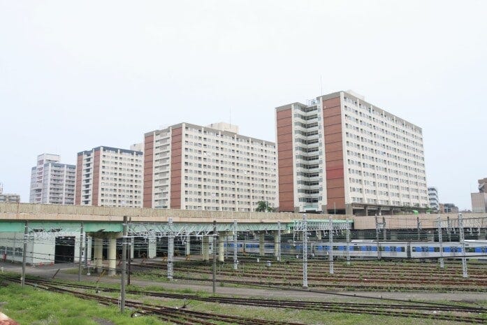 車両基地の一部は団地の真下にある