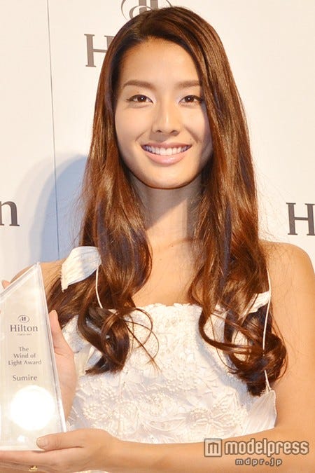 俳優の石田純一、女優の松原千明の娘、すみれ