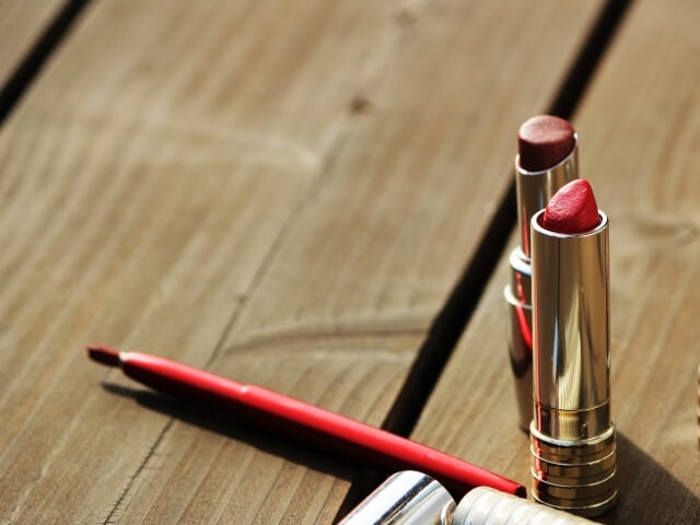 深みのある口元で印象的に