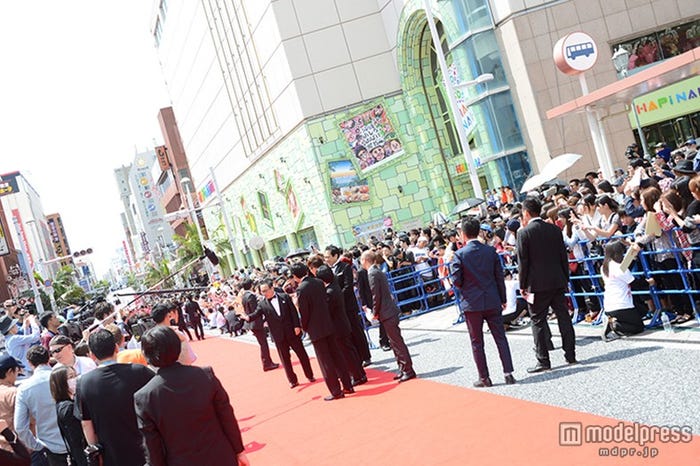 那覇会場国際通りレッドカーペットの様子