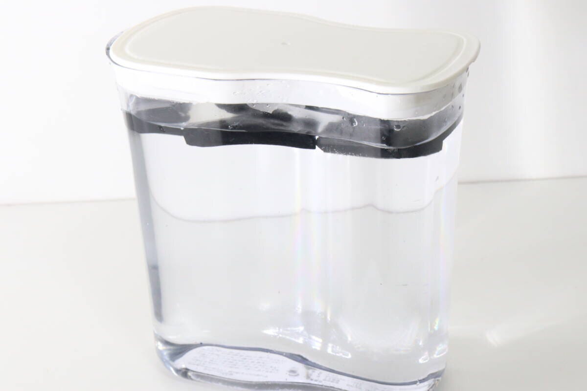 透明なピッチャーに水と竹炭が入っている様子