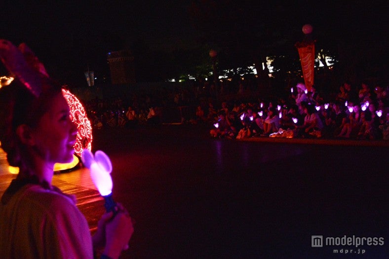 「東京ディズニーランド・エレクトリカルパレード・ドリームライツ」の連動アイテム「マジカルドリームライト」／モデル：河西里音
