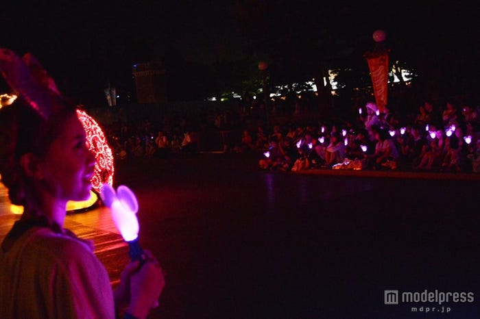 「東京ディズニーランド・エレクトリカルパレード・ドリームライツ」の連動アイテム「マジカルドリームライト」/モデル:河西里音