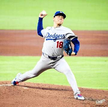 山本由伸が圧巻の7回1失点10奪三振！今年のPSも山本無双 降板後に同僚からハグの嵐 王手かかるマウンドで快投