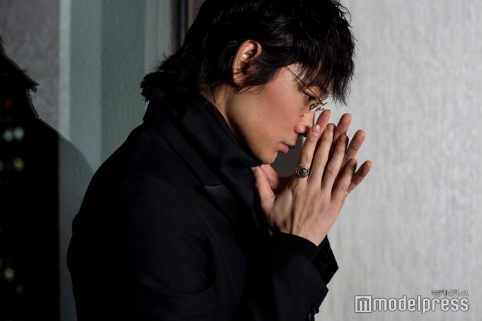 綾野剛(C)モデルプレス