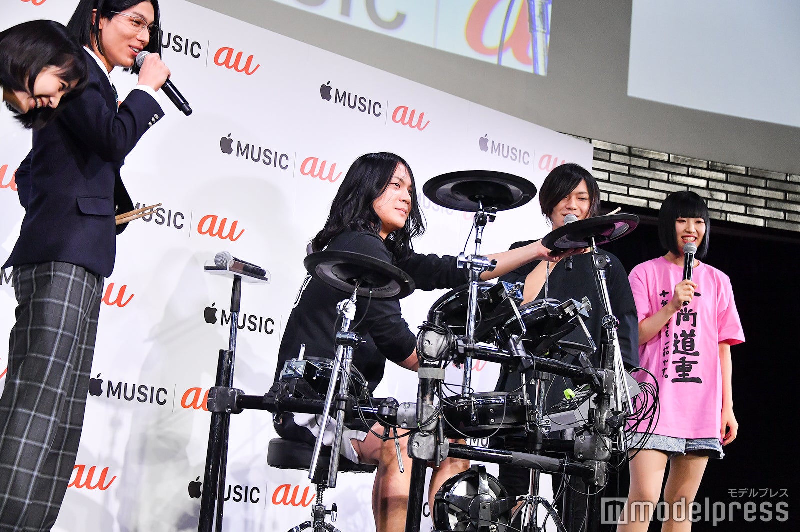 メンバーからは「そんな顔やったっけ？」とツッコミが