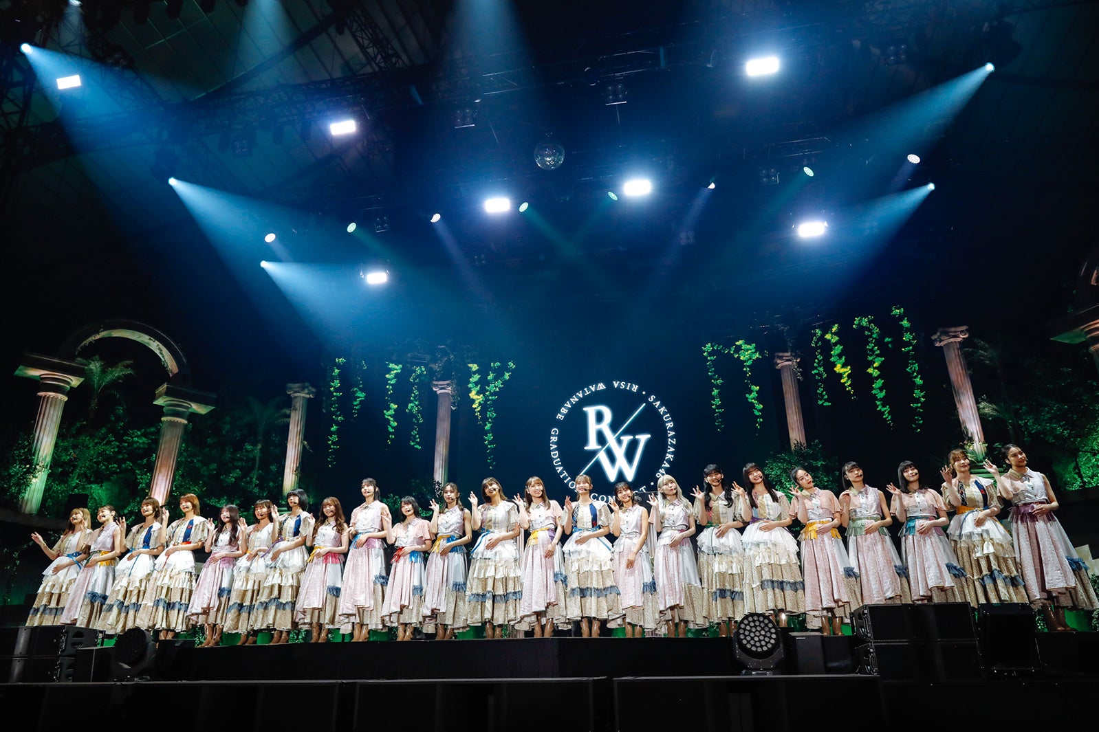 櫻坂46渡邉理佐、グループ初卒業コンサートで号泣 欅坂46楽曲披露 