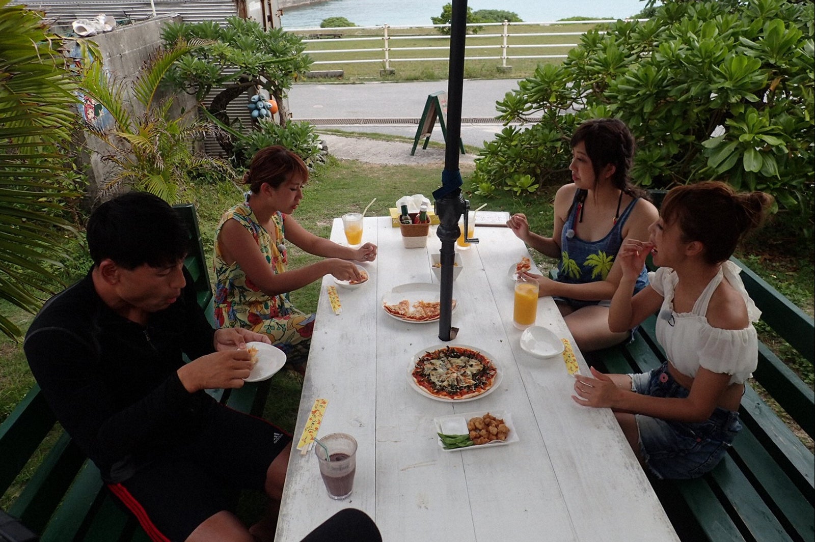 （写真左から）春日俊彰（オードリー）、岡井千聖（℃-ute）、菊地亜美、鈴木奈々（C）TBS