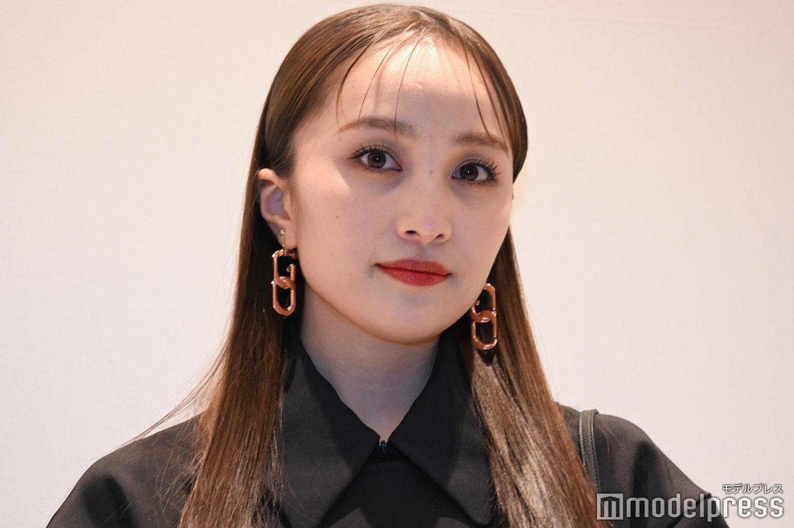 ももクロ百田夏菜子、ミニ丈ボトムで美脚披露 オールブラックでシックな雰囲気＜CHARLES & KEITH 渋谷店OPENセレブレーションパーティー＞