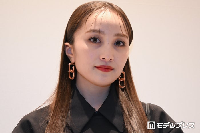 ももクロ百田夏菜子、ミニ丈ボトムで美脚披露 オールブラックでシックな雰囲気＜CHARLES & KEITH 渋谷店OPENセレブレーションパーティー＞