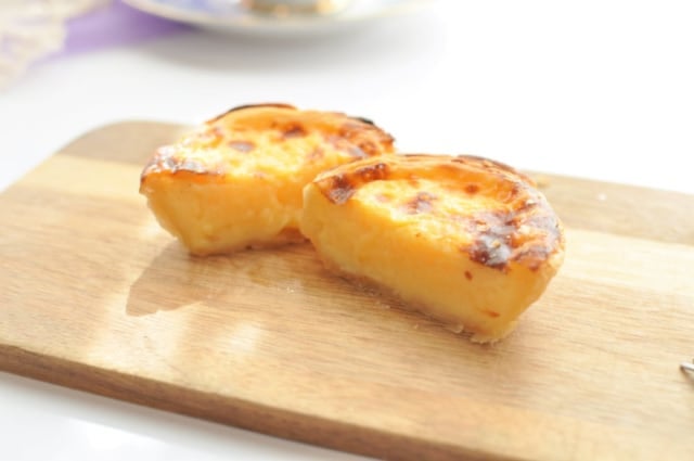 業務スーパー「エッグタルト」を半分にしたところ