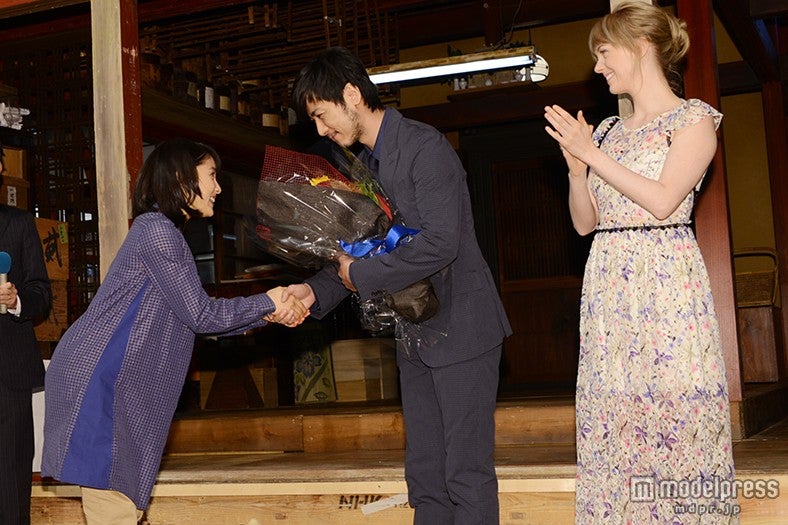 （左から）土屋太鳳、玉山鉄二、シャーロット・ケイト・フォックス