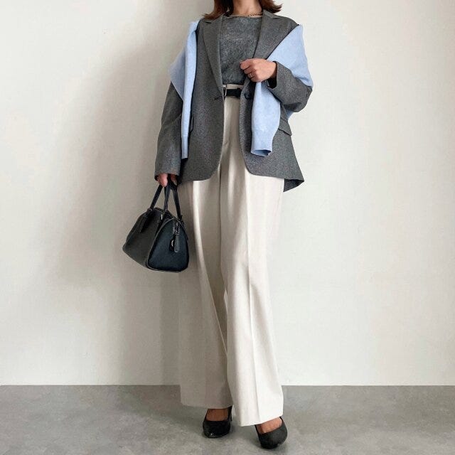 ユニクロスムースコットンクルーネックセーターの肩がけコーデ