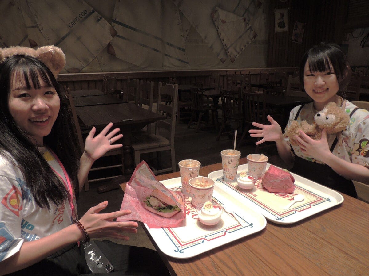 食事タイムのあとにショーが始まります。ショーの時間は約20分です