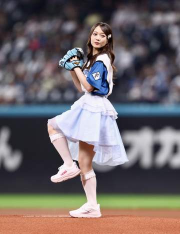 「フォームも様になってた」「すごい！」エスコン降臨の人気アイドルグループ リーダーの可憐な始球式に反響 ノーバンならずも「投げ方綺麗」