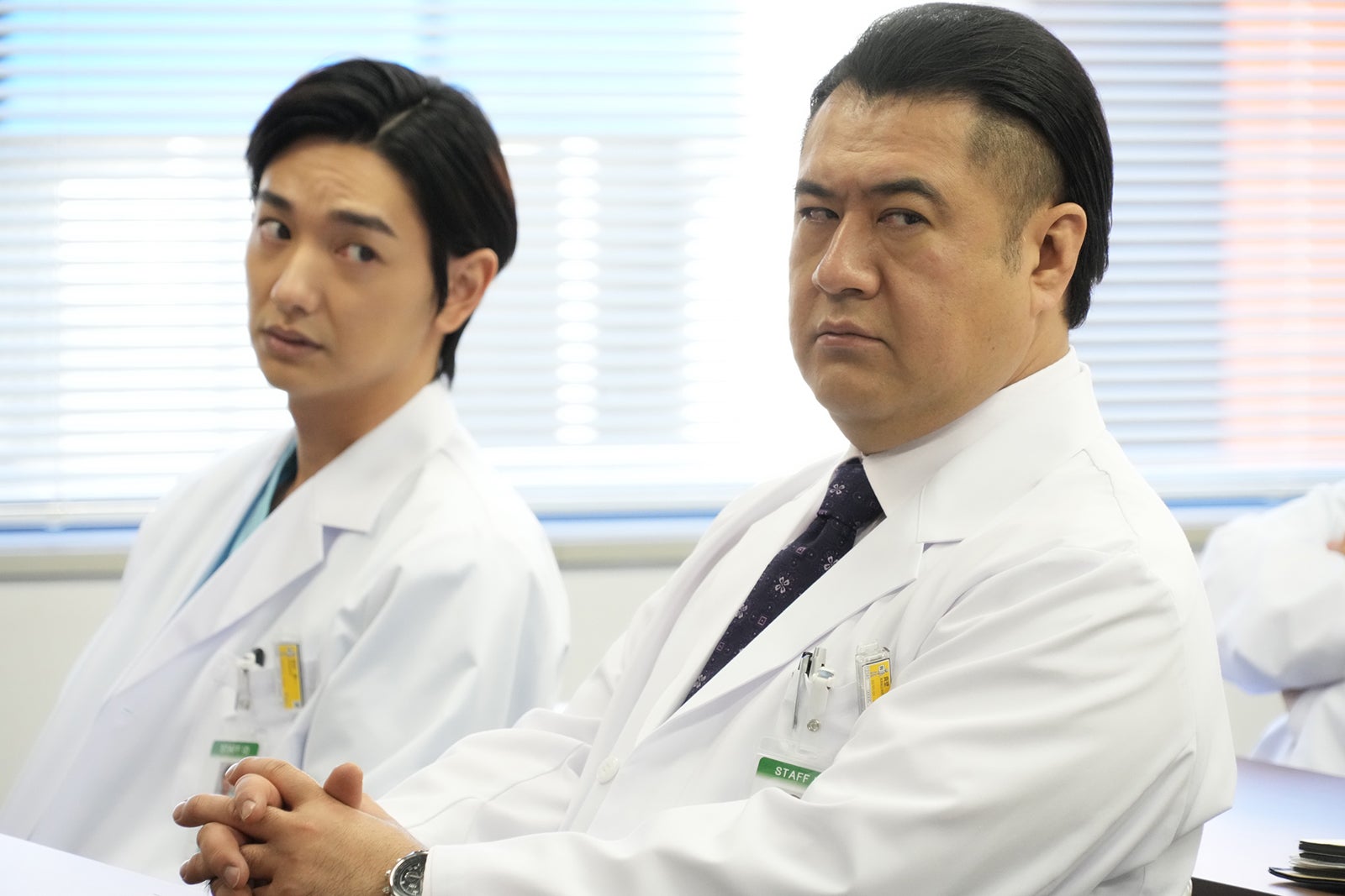 （右）小手伸也 （C）フジテレビ