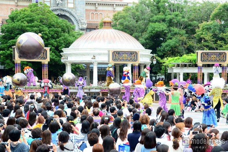 「ニューヨーク・ハロウィーン・フォリーズ」会場内にボールが飛び交う