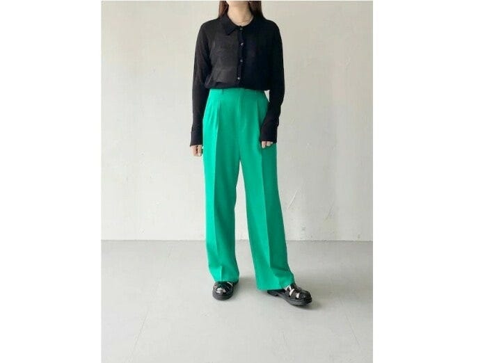 センタープレス入りならビビッドなグリーンもきれいめにはける　出典：WEAR