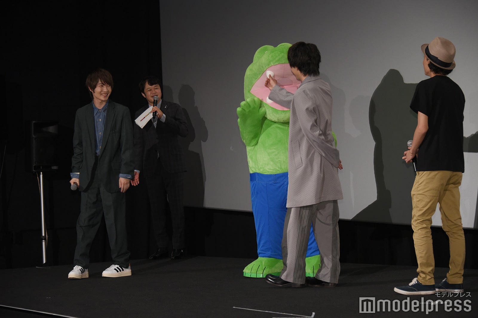 帰り際にワニの歯を掴む中村倫也（C）モデルプレス