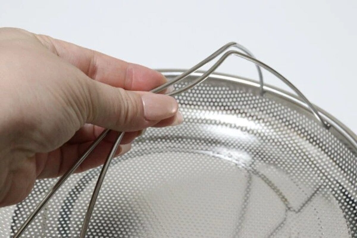 ダイソー　取っ手付浅型パンチングザル（25cm）　取っ手