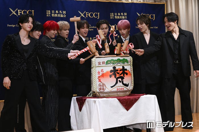 JO1(上段左から)川西拓実、川尻蓮、豆原一成、河野純喜、白岩瑠姫、木全翔也、金城碧海(下段)佐藤景瑚、與那城奨(C)モデルプレス