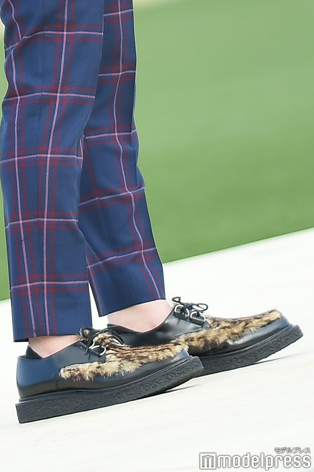 草なぎ剛の足元 （C）モデルプレス