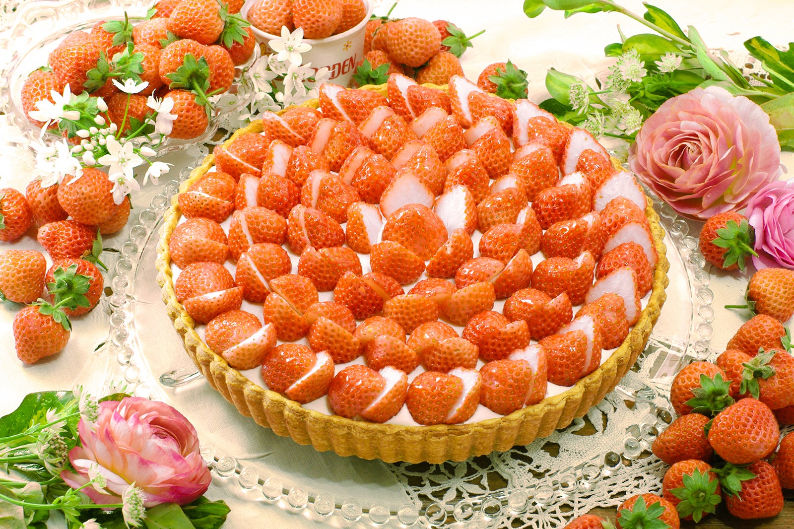 桃薫のタルト（グランフロント大阪店、青山、仙台限定）piece 879 円／whole（25cm） 8,316 円／画像提供：ラッシュ株式会社