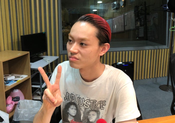 菅田将暉、ド派手な赤髪にイメチェン「先生がグレた！」「シャンクス」 - モデルプレス