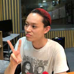 モデルプレス - 菅田将暉、ド派手な赤髪にイメチェン「先生がグレた!」「シャンクス」