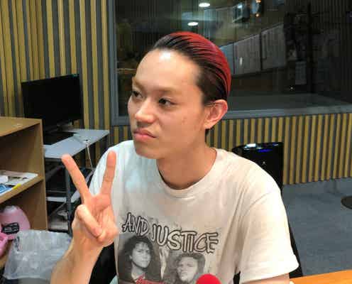 菅田将暉、ド派手な赤髪にイメチェン「先生がグレた!」「シャンクス」